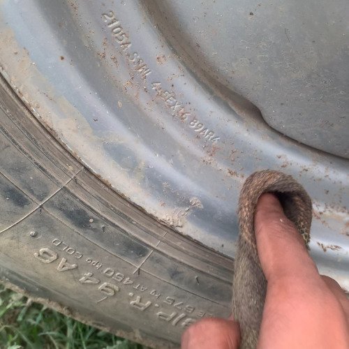 Car wheel cleaning