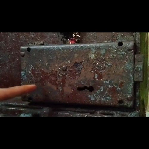 Cleaning shutter lock