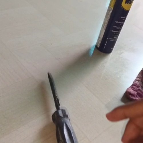 Cleaning screw driver