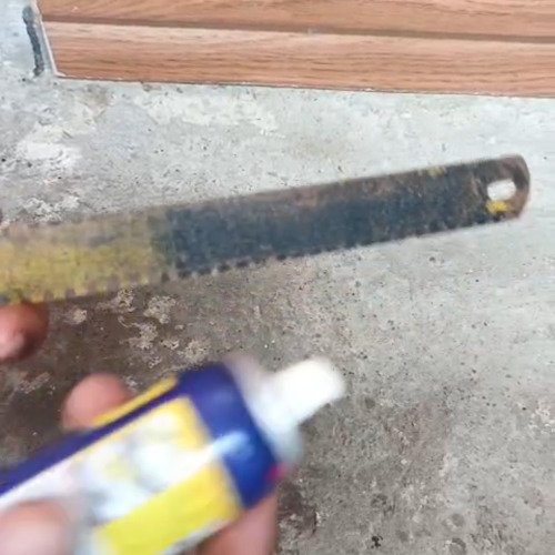 Wood cutting knife cleaning