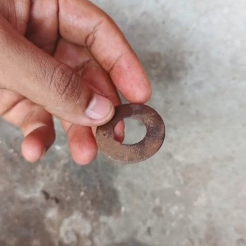 Rusted metal ring clip cleaning