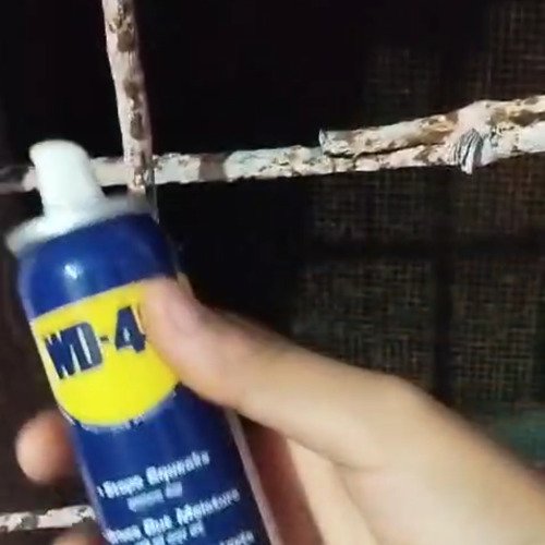 Cleaning rusty iron bar