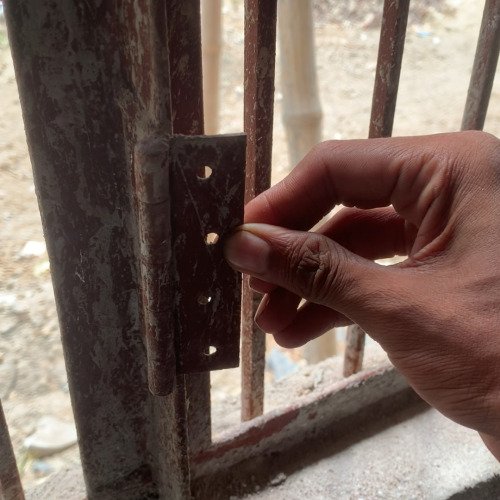 Cleaning hinge of a window