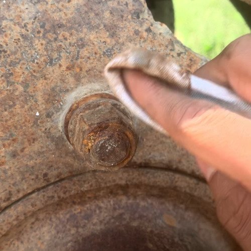 Wheel rusted bolt cleaning
